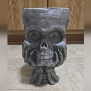 Cement Gray Skull Planter w/Lighted Eyes